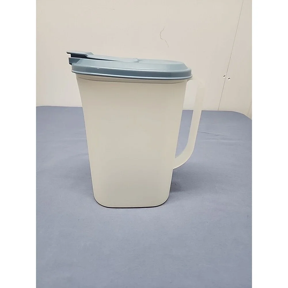 TUPPERWARE Slim Line 2 Quart Refrigerator Pitcher With Blue Flip Lid 2009C-1